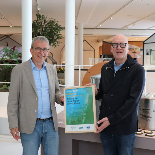 Norbert Niedernostheide, Museumsdirektor und Wolfgang Beckermann, Erster Stadtrat, halten die Urkunde der Auszeichnung. © Imke Wilxmann