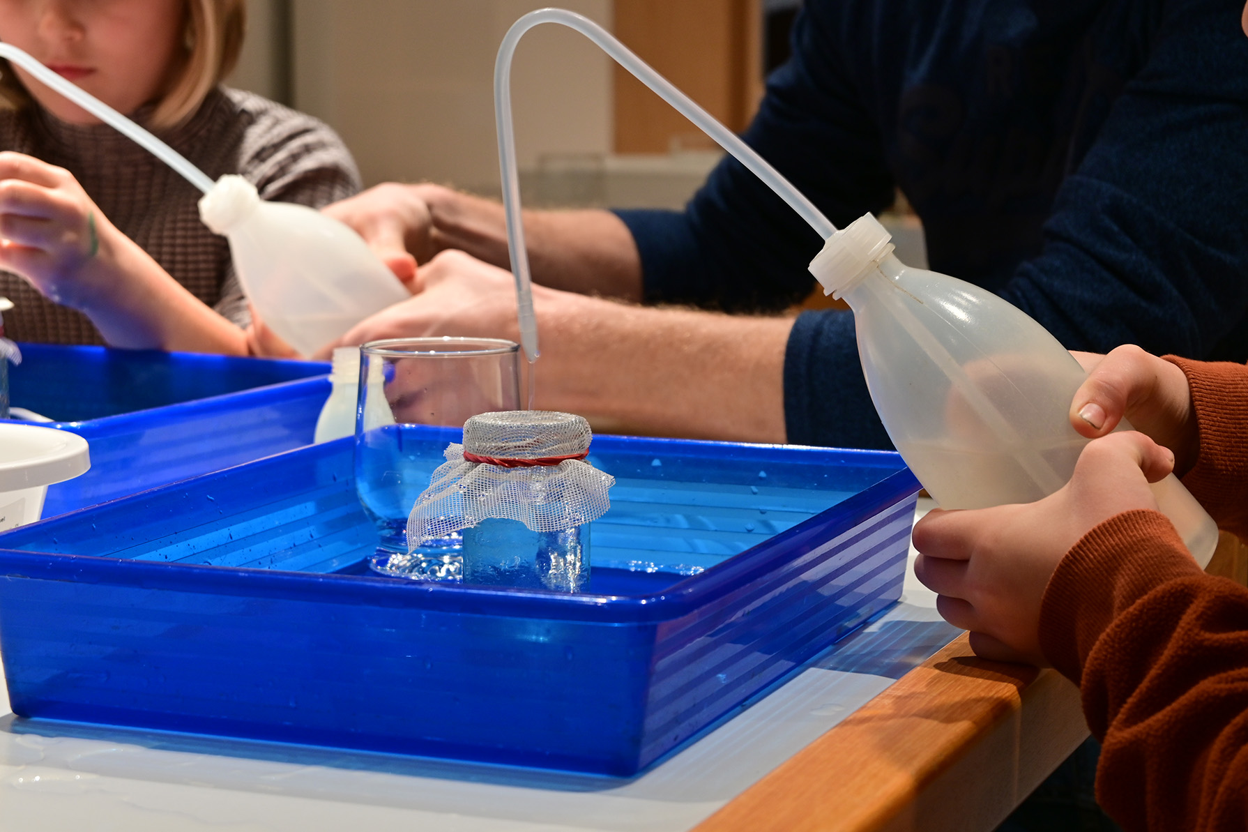 Experimente zum Thema Wasser im Museum am Schölerberg (c) Imke Wilxmann