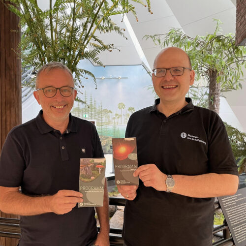 Museumsdirektor Norbert Niedernostheide (links) und Planetariumsleiter Dr. Thorsten Ratzka (rechts) stellen das neue Programm des Museums am Schölerberg vor.