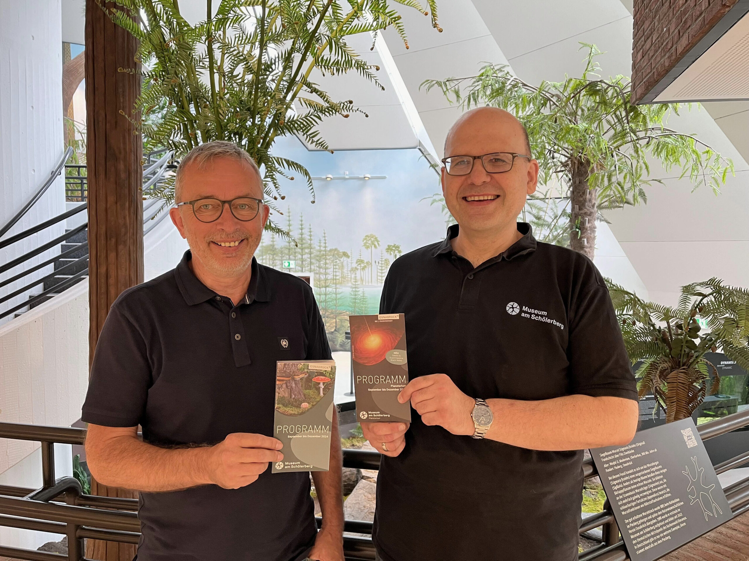 Museumsdirektor Norbert Niedernostheide (links) und Planetariumsleiter Dr. Thorsten Ratzka (rechts) stellen das neue Programm des Museums am Schölerberg vor.